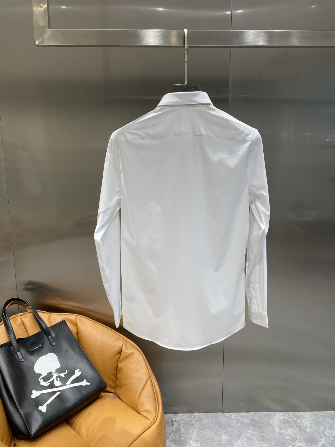 《𝙉𝙚𝙬🤍🖤驴家》2025秋冬重磅推荐！高级成衣 十足腔调经典翻领衬衫！胸前品牌LOGO设计 让你感受与