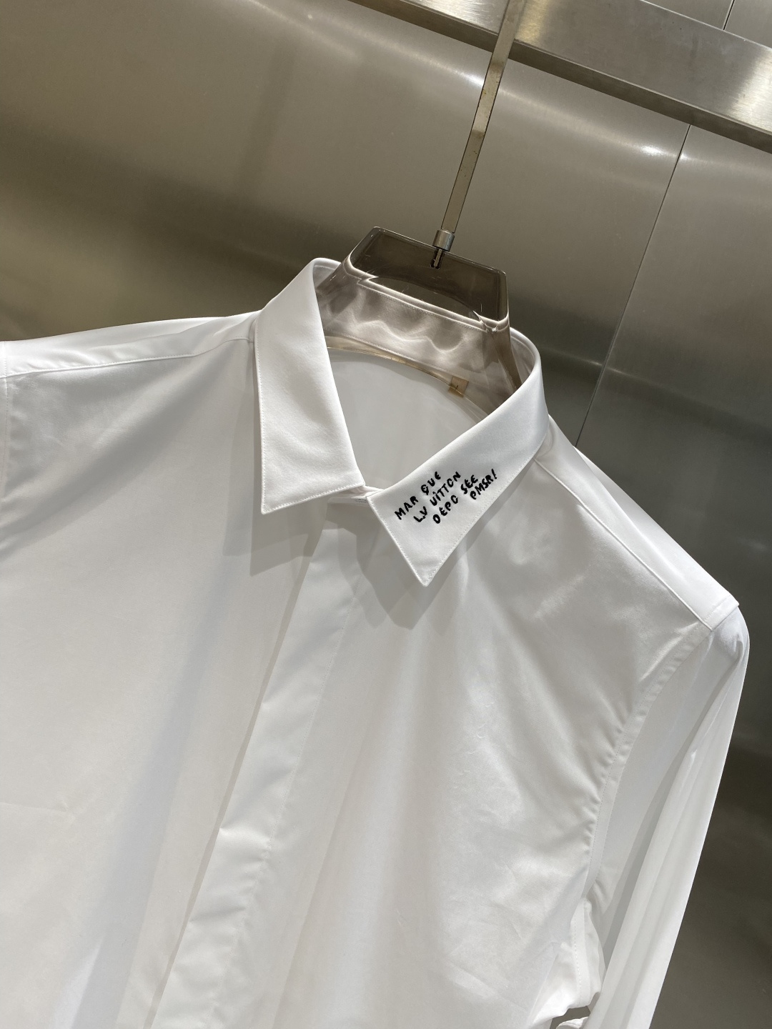 《𝙉𝙚𝙬🤍🖤驴家》2025秋冬重磅推荐！高级成衣 十足腔调经典翻领衬衫！胸前品牌LOGO设计 让你感受与