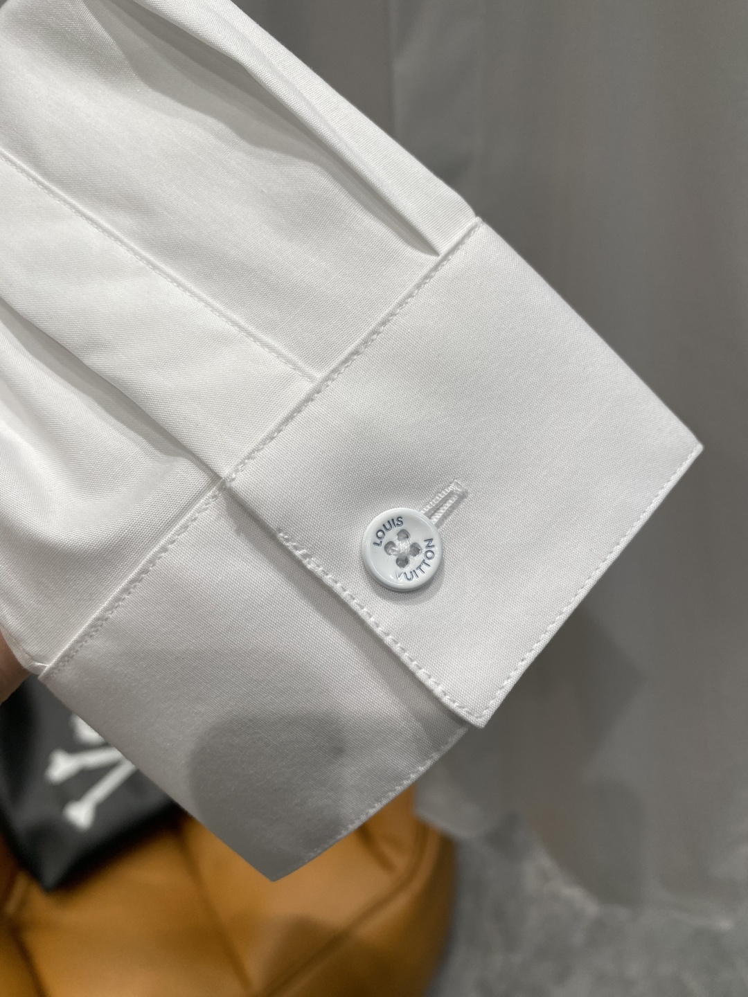 《𝙉𝙚𝙬🤍🖤驴家》2025秋冬重磅推荐！高级成衣 十足腔调经典翻领衬衫！胸前品牌LOGO设计 让你感受与