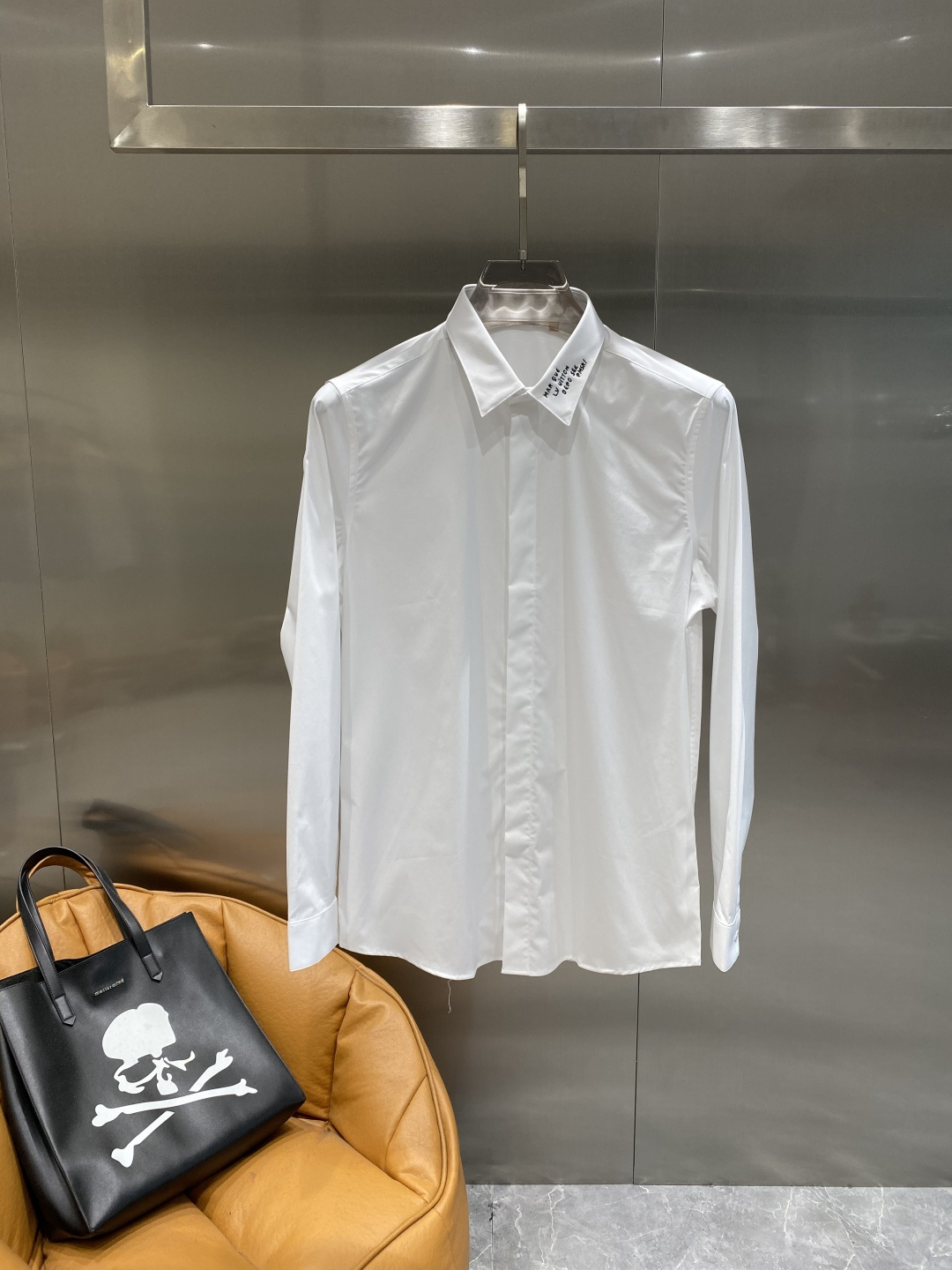 《𝙉𝙚𝙬🤍🖤驴家》2025秋冬重磅推荐！高级成衣 十足腔调经典翻领衬衫！胸前品牌LOGO设计 让你感受与