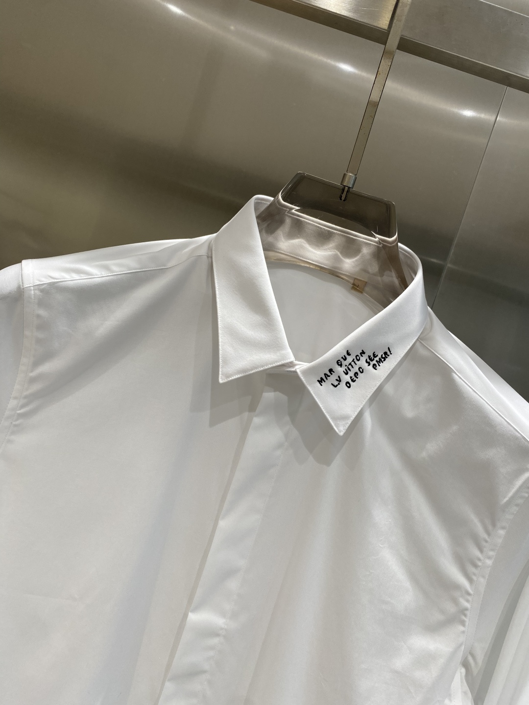 《𝙉𝙚𝙬🤍🖤驴家》2025秋冬重磅推荐！高级成衣 十足腔调经典翻领衬衫！胸前品牌LOGO设计 让你感受与
