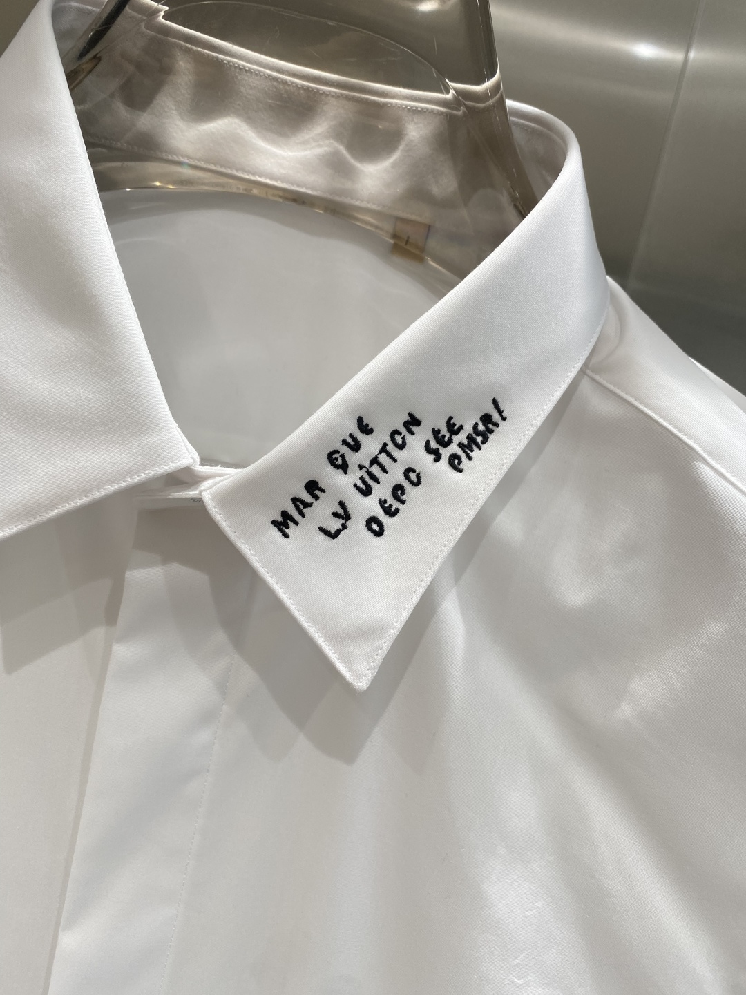 《𝙉𝙚𝙬🤍🖤驴家》2025秋冬重磅推荐！高级成衣 十足腔调经典翻领衬衫！胸前品牌LOGO设计 让你感受与