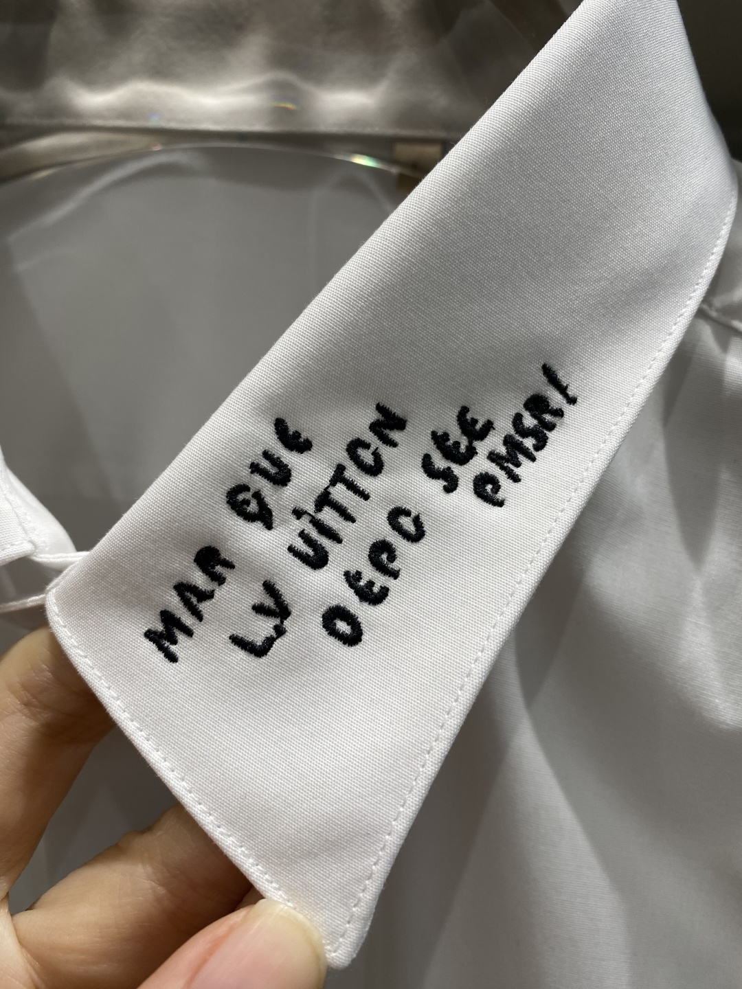 《𝙉𝙚𝙬🤍🖤驴家》2025秋冬重磅推荐！高级成衣 十足腔调经典翻领衬衫！胸前品牌LOGO设计 让你感受与