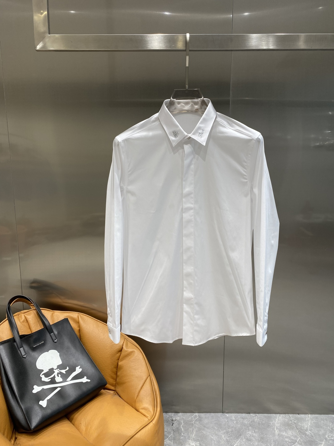 《𝙉𝙚𝙬🤍🖤迪家》2025秋冬重磅推荐！高级成衣 十足腔调经典翻领衬衫！胸前品牌LOGO设计 让你感受与