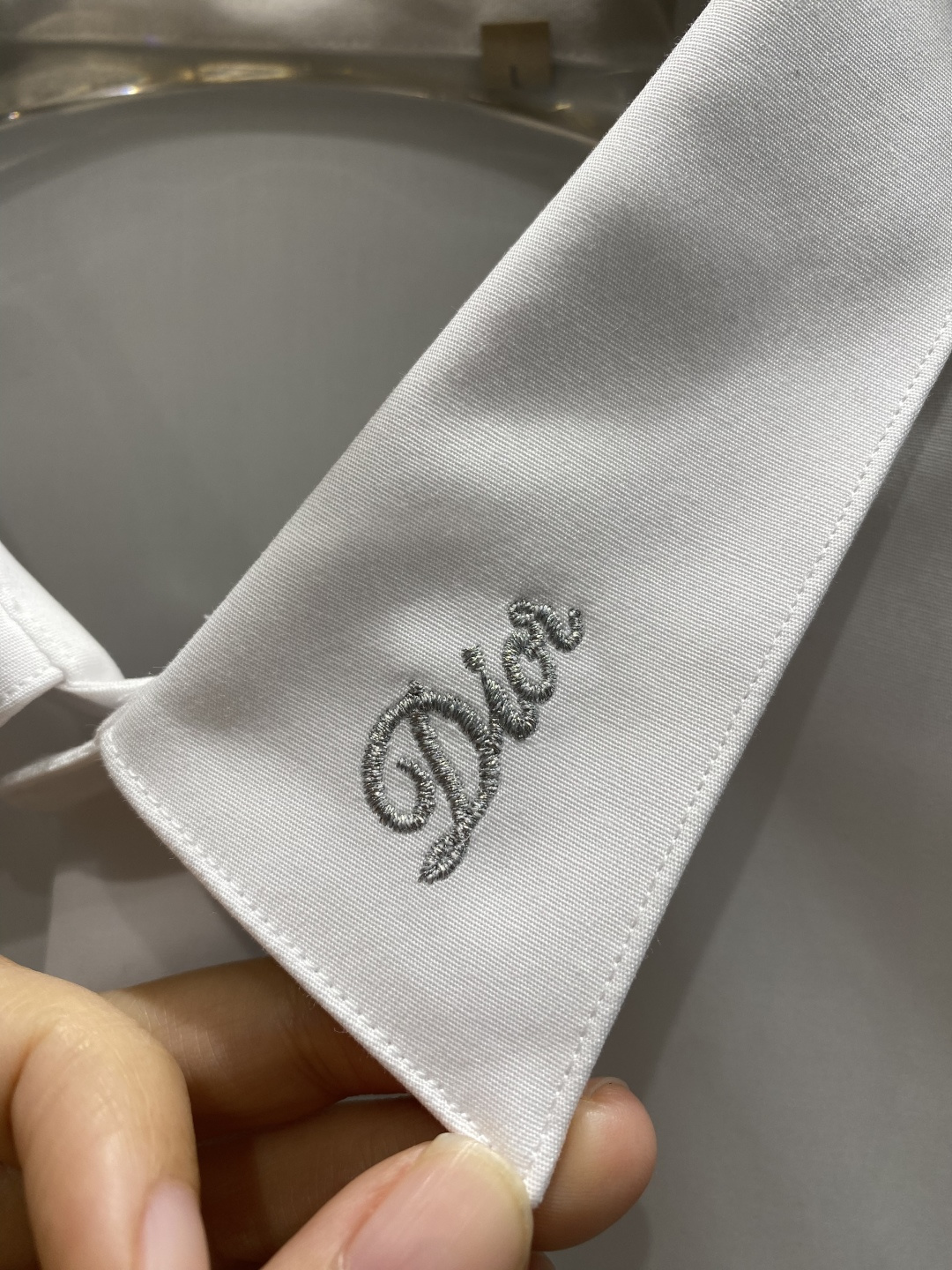 《𝙉𝙚𝙬🤍🖤迪家》2025秋冬重磅推荐！高级成衣 十足腔调经典翻领衬衫！胸前品牌LOGO设计 让你感受与