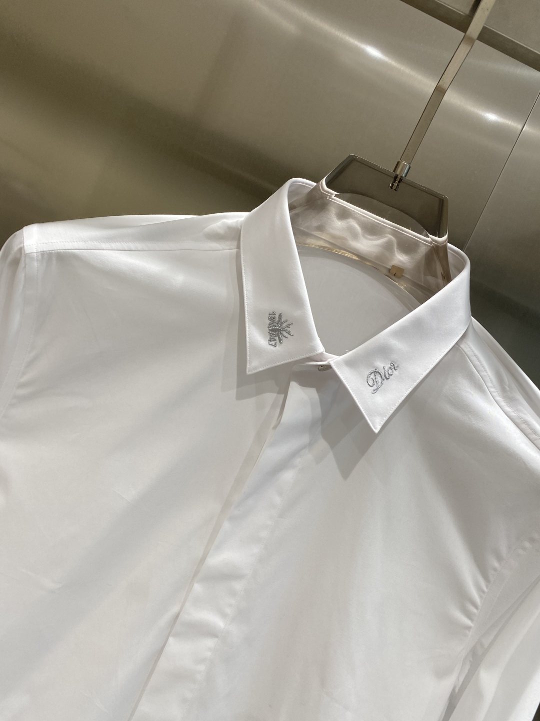 《𝙉𝙚𝙬🤍🖤迪家》2025秋冬重磅推荐！高级成衣 十足腔调经典翻领衬衫！胸前品牌LOGO设计 让你感受与