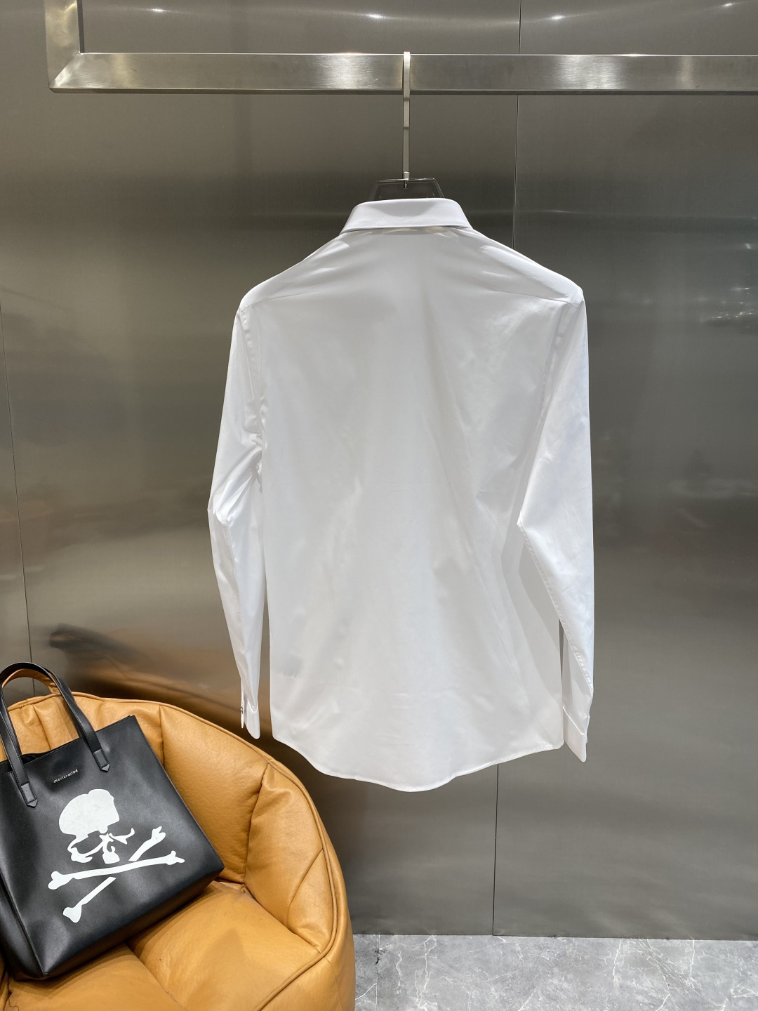 《𝙉𝙚𝙬🤍🖤迪家》2025秋冬重磅推荐！高级成衣 十足腔调经典翻领衬衫！胸前品牌LOGO设计 让你感受与
