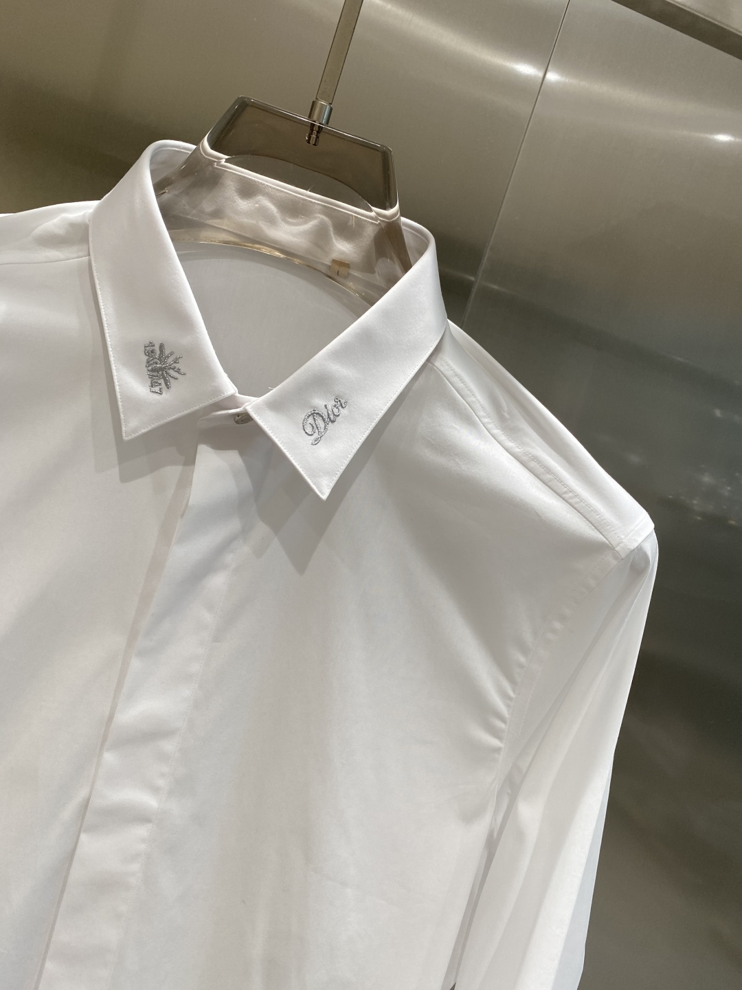 《𝙉𝙚𝙬🤍🖤迪家》2025秋冬重磅推荐！高级成衣 十足腔调经典翻领衬衫！胸前品牌LOGO设计 让你感受与