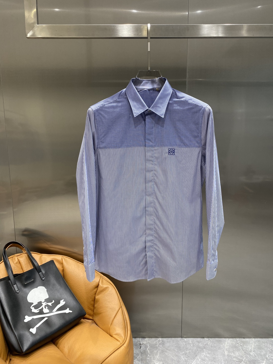 《𝙉𝙚𝙬🤍🖤罗家》2025秋冬重磅推荐！高级成衣 十足腔调经典翻领衬衫！胸前品牌LOGO设计 让你感受与