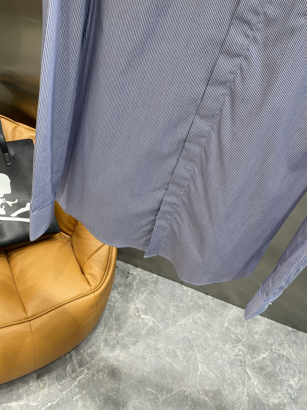 《𝙉𝙚𝙬🤍🖤罗家》2025秋冬重磅推荐！高级成衣 十足腔调经典翻领衬衫！胸前品牌LOGO设计 让你感受与