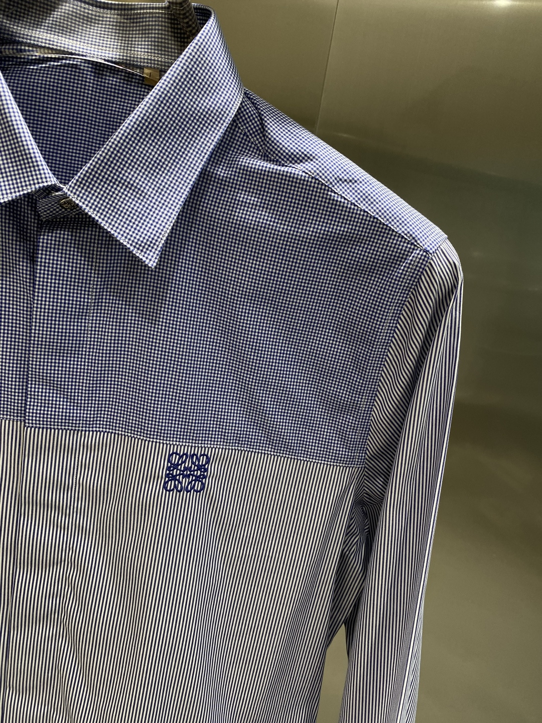 《𝙉𝙚𝙬🤍🖤罗家》2025秋冬重磅推荐！高级成衣 十足腔调经典翻领衬衫！胸前品牌LOGO设计 让你感受与