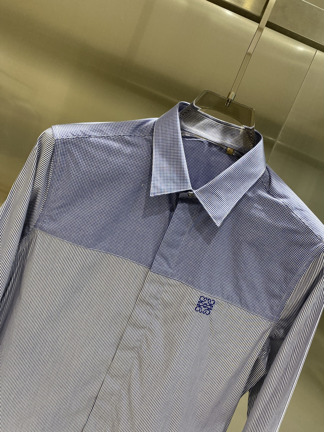 《𝙉𝙚𝙬🤍🖤罗家》2025秋冬重磅推荐！高级成衣 十足腔调经典翻领衬衫！胸前品牌LOGO设计 让你感受与