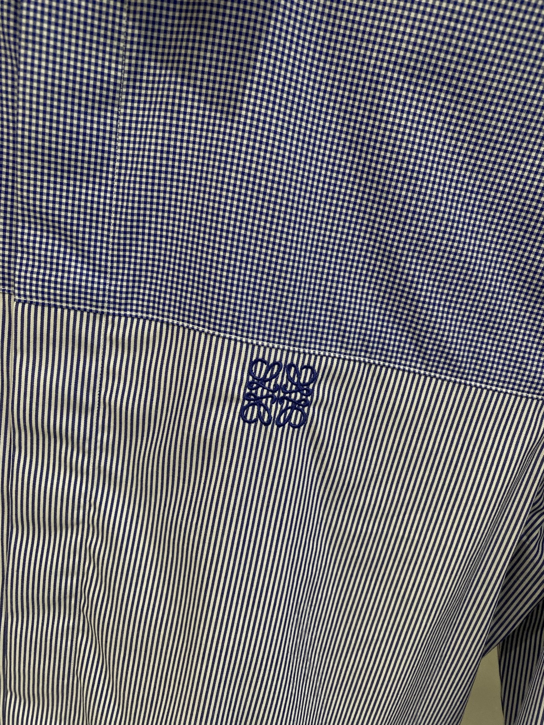 《𝙉𝙚𝙬🤍🖤罗家》2025秋冬重磅推荐！高级成衣 十足腔调经典翻领衬衫！胸前品牌LOGO设计 让你感受与