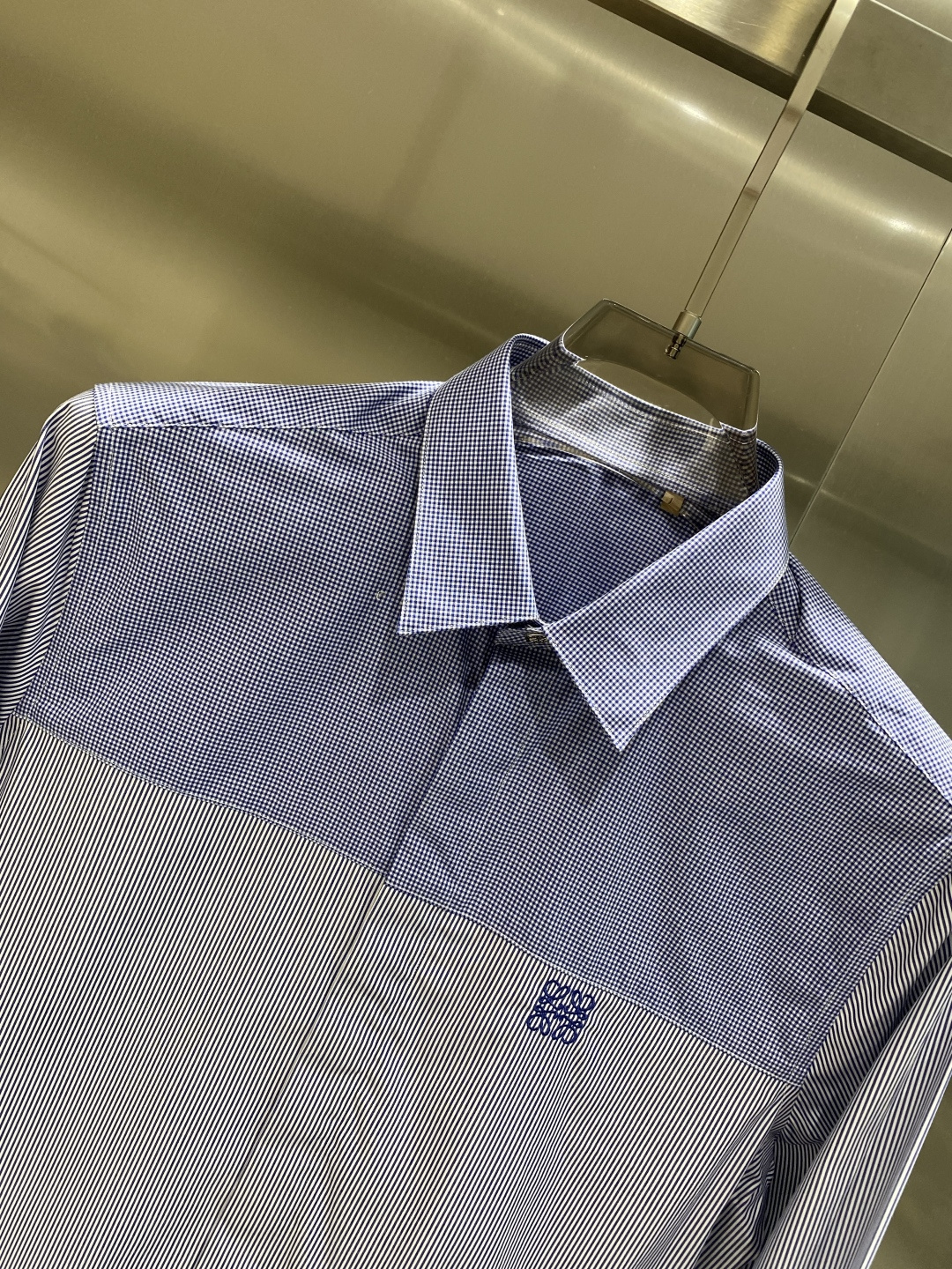 《𝙉𝙚𝙬🤍🖤罗家》2025秋冬重磅推荐！高级成衣 十足腔调经典翻领衬衫！胸前品牌LOGO设计 让你感受与