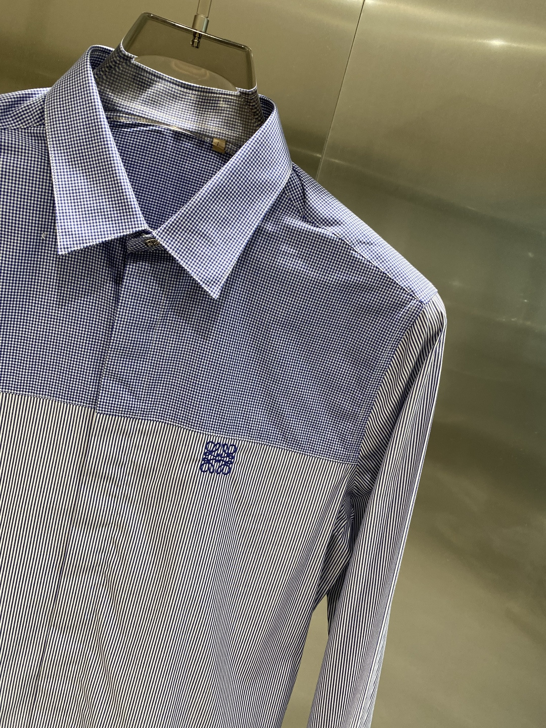 《𝙉𝙚𝙬🤍🖤罗家》2025秋冬重磅推荐！高级成衣 十足腔调经典翻领衬衫！胸前品牌LOGO设计 让你感受与