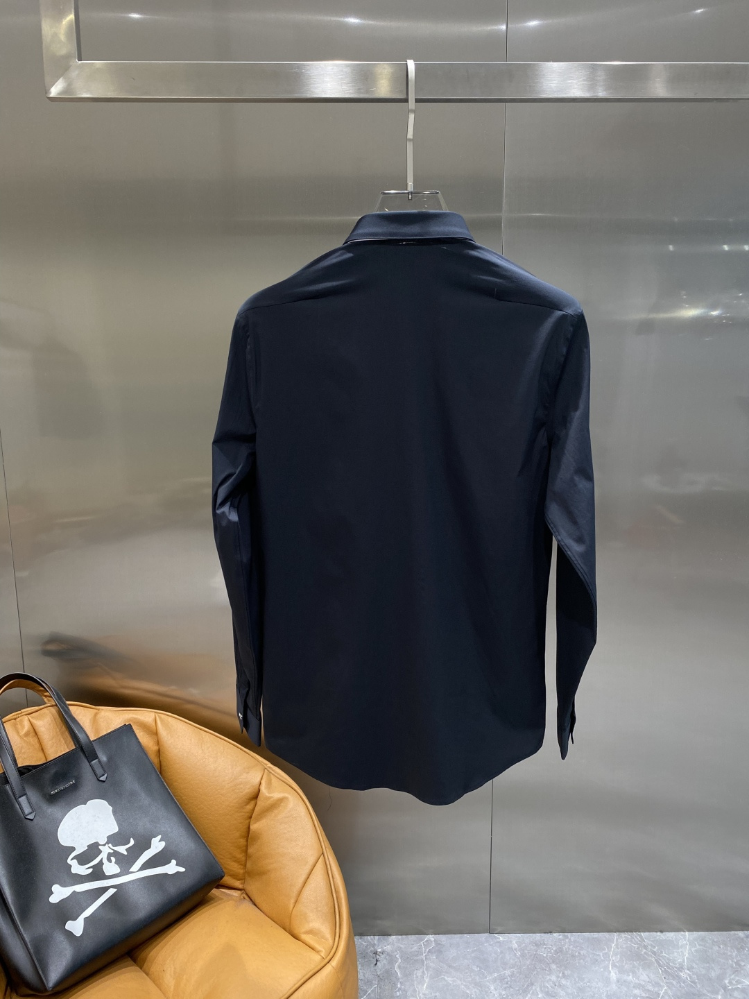 《𝙉𝙚𝙬🤍🖤迪家》2025秋冬重磅推荐！高级成衣 十足腔调经典翻领衬衫！胸前品牌LOGO设计 让你感受与