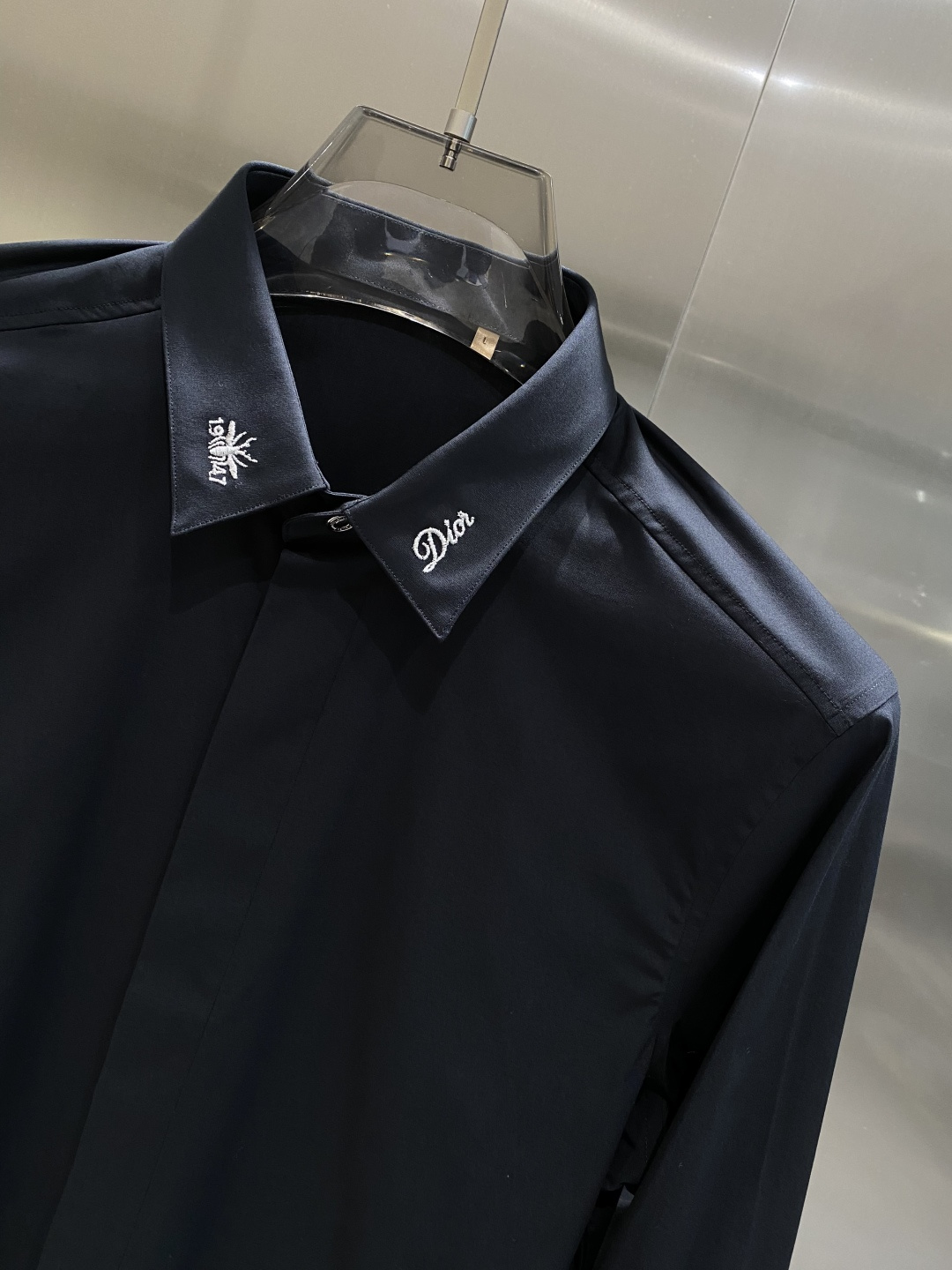 《𝙉𝙚𝙬🤍🖤迪家》2025秋冬重磅推荐！高级成衣 十足腔调经典翻领衬衫！胸前品牌LOGO设计 让你感受与
