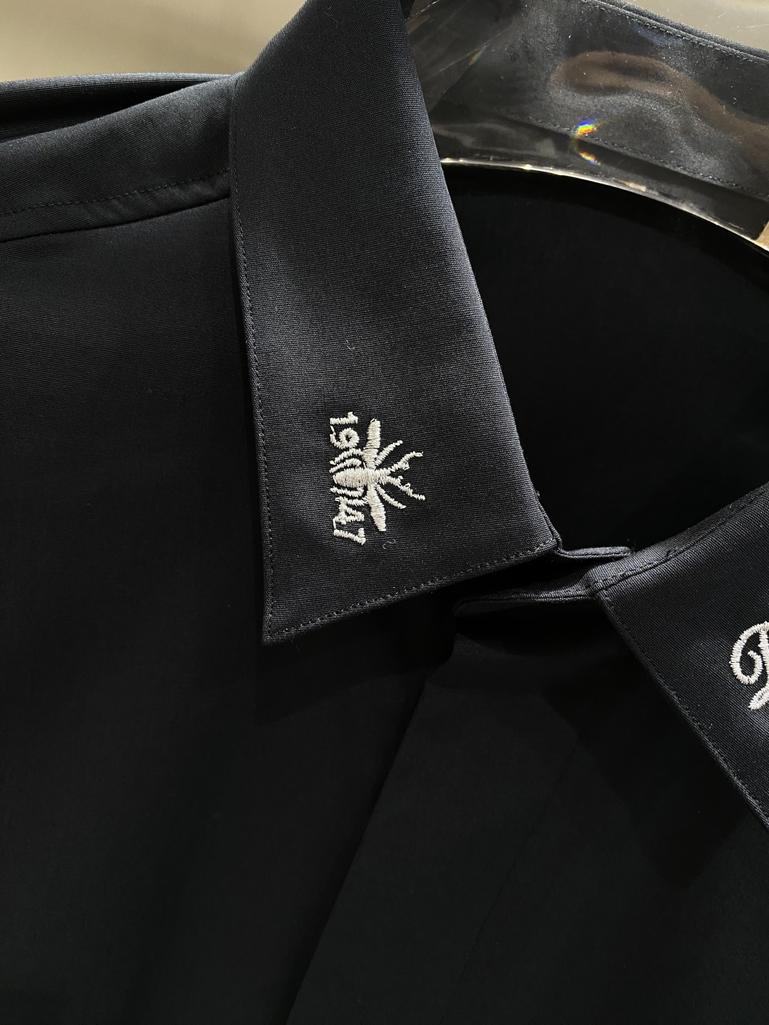 《𝙉𝙚𝙬🤍🖤迪家》2025秋冬重磅推荐！高级成衣 十足腔调经典翻领衬衫！胸前品牌LOGO设计 让你感受与