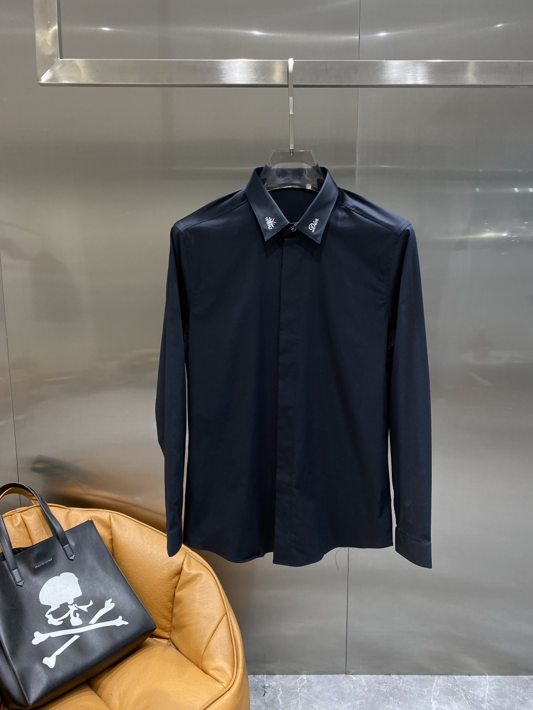 《𝙉𝙚𝙬🤍🖤迪家》2025秋冬重磅推荐！高级成衣 十足腔调经典翻领衬衫！胸前品牌LOGO设计 让你感受与