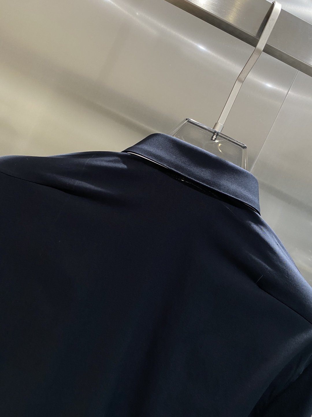 《𝙉𝙚𝙬🤍🖤迪家》2025秋冬重磅推荐！高级成衣 十足腔调经典翻领衬衫！胸前品牌LOGO设计 让你感受与