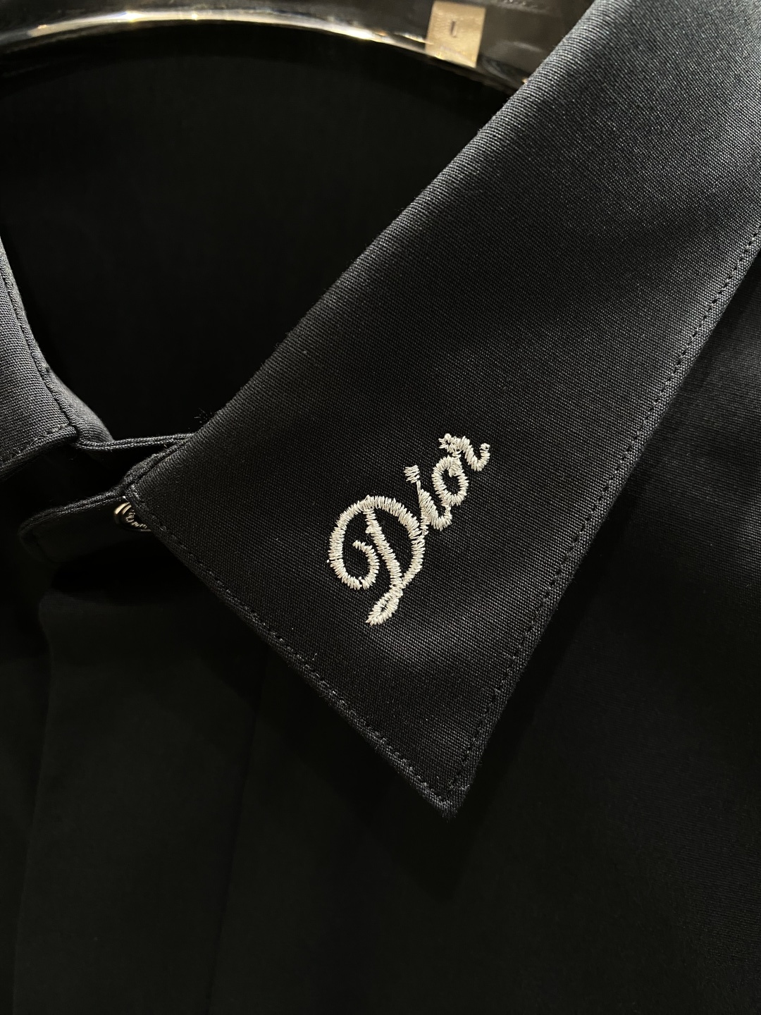 《𝙉𝙚𝙬🤍🖤迪家》2025秋冬重磅推荐！高级成衣 十足腔调经典翻领衬衫！胸前品牌LOGO设计 让你感受与