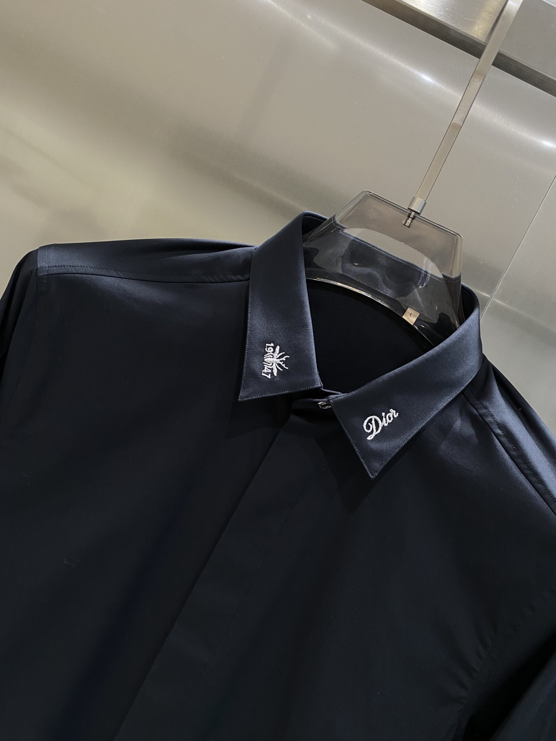 《𝙉𝙚𝙬🤍🖤迪家》2025秋冬重磅推荐！高级成衣 十足腔调经典翻领衬衫！胸前品牌LOGO设计 让你感受与