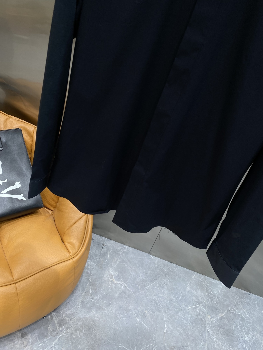 《𝙉𝙚𝙬🤍🖤迪家》2025秋冬重磅推荐！高级成衣 十足腔调经典翻领衬衫！胸前品牌LOGO设计 让你感受与