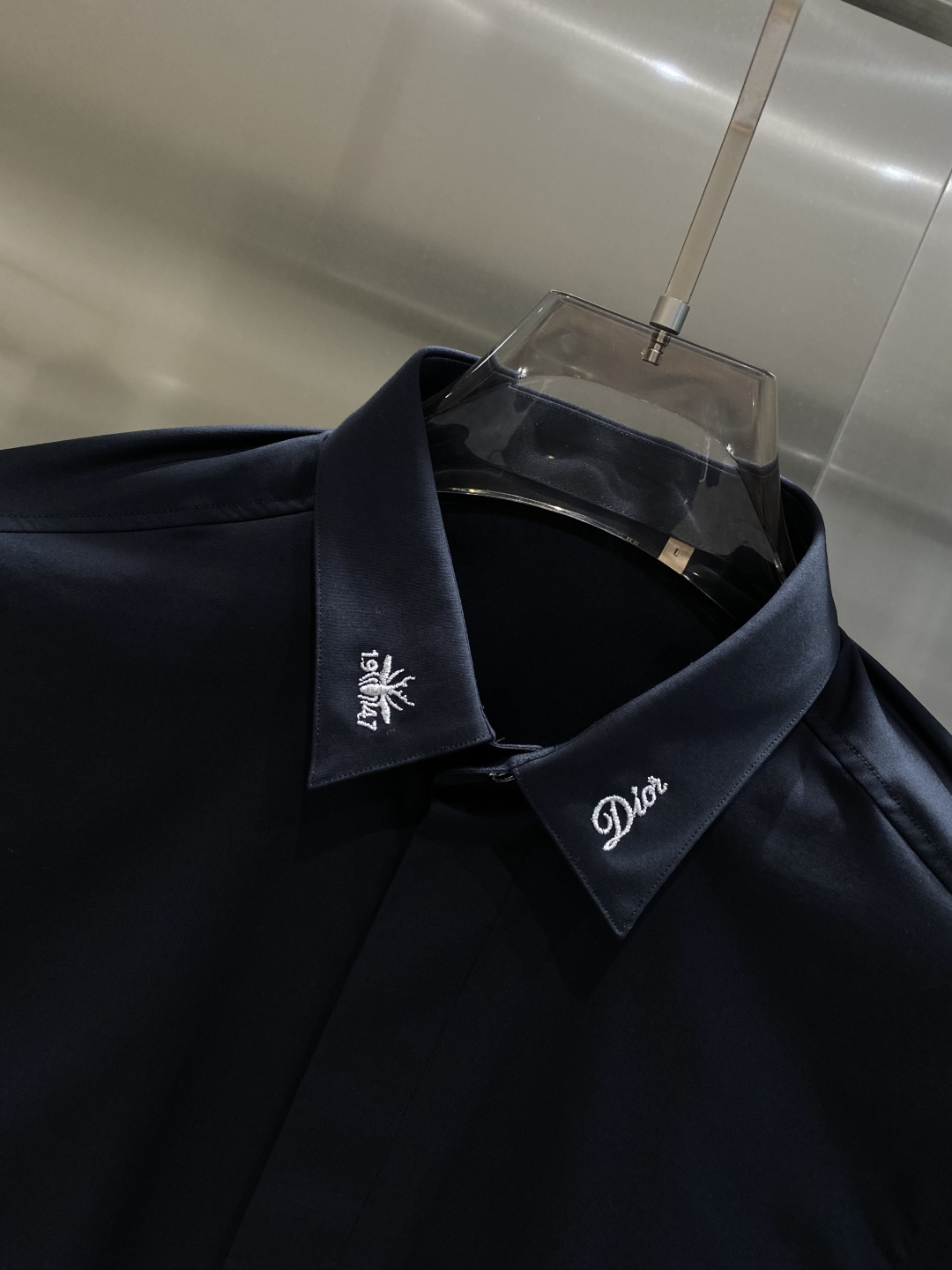 《𝙉𝙚𝙬🤍🖤迪家》2025秋冬重磅推荐！高级成衣 十足腔调经典翻领衬衫！胸前品牌LOGO设计 让你感受与