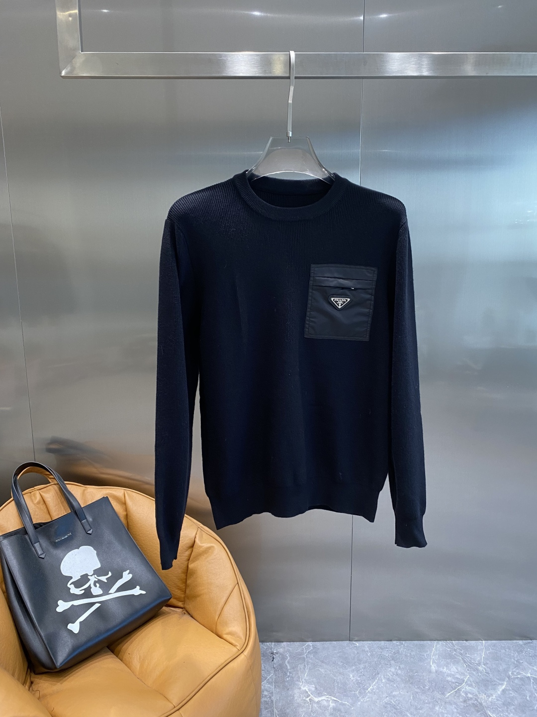 《𝙉𝙚𝙬🤍🖤普家》秋冬经典男士针织长袖圆领套头毛衣 这款针织衫向经典图案致敬。采用棉质平纹针织面料精心制