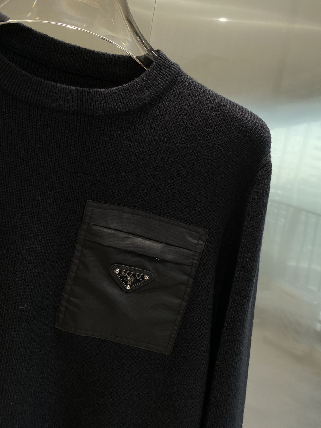 《𝙉𝙚𝙬🤍🖤普家》秋冬经典男士针织长袖圆领套头毛衣 这款针织衫向经典图案致敬。采用棉质平纹针织面料精心制