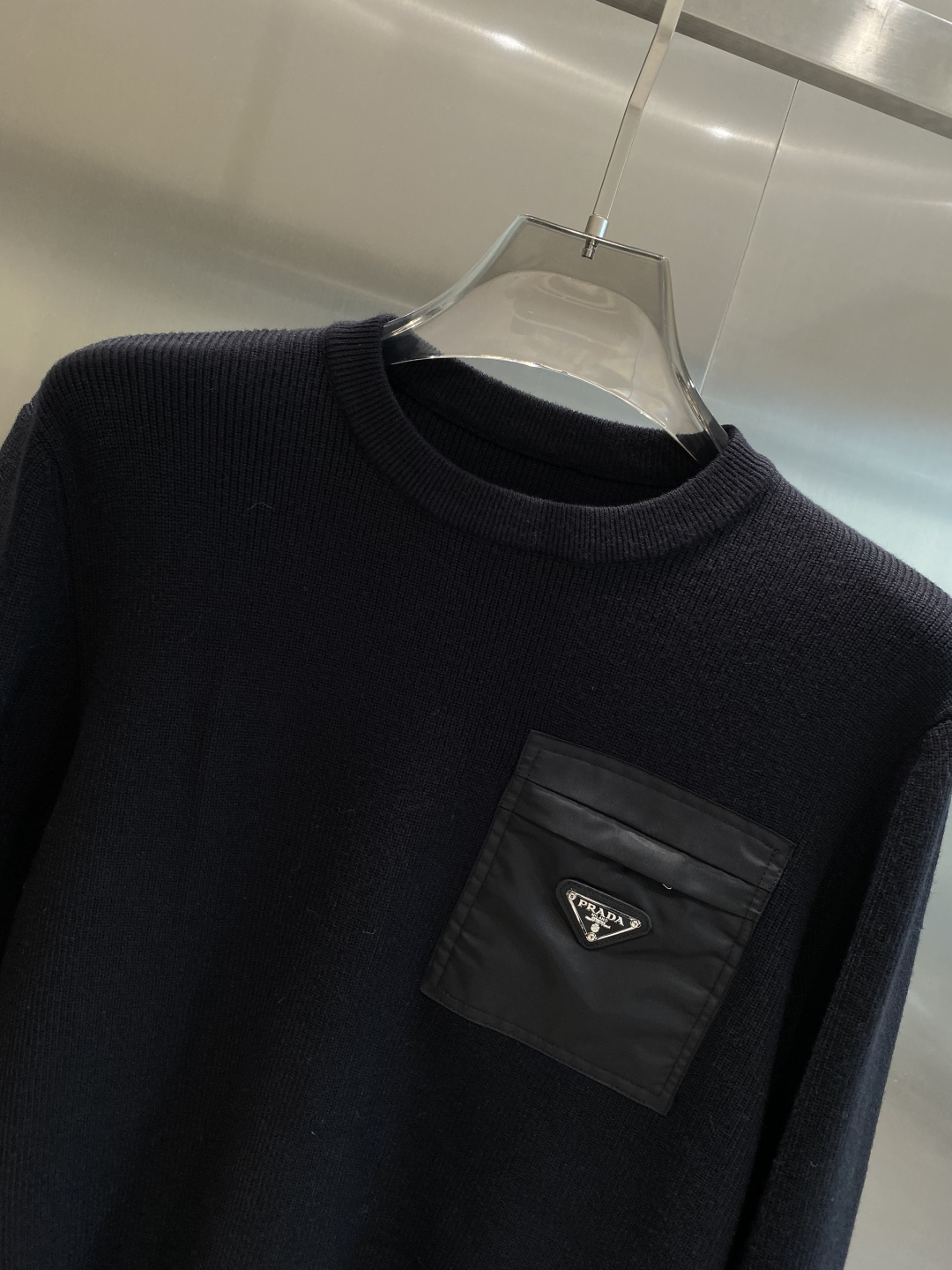 《𝙉𝙚𝙬🤍🖤普家》秋冬经典男士针织长袖圆领套头毛衣 这款针织衫向经典图案致敬。采用棉质平纹针织面料精心制