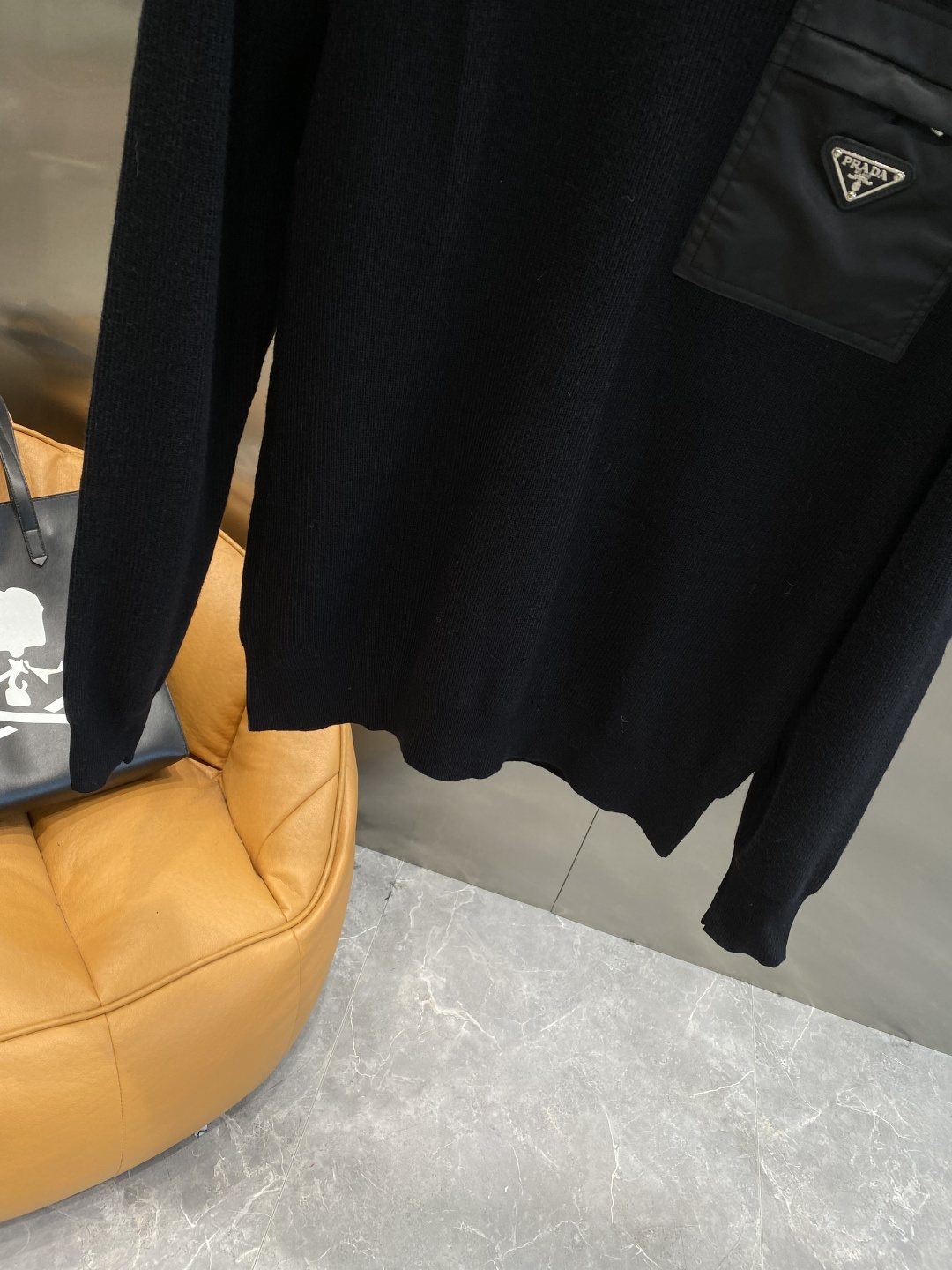 《𝙉𝙚𝙬🤍🖤普家》秋冬经典男士针织长袖圆领套头毛衣 这款针织衫向经典图案致敬。采用棉质平纹针织面料精心制