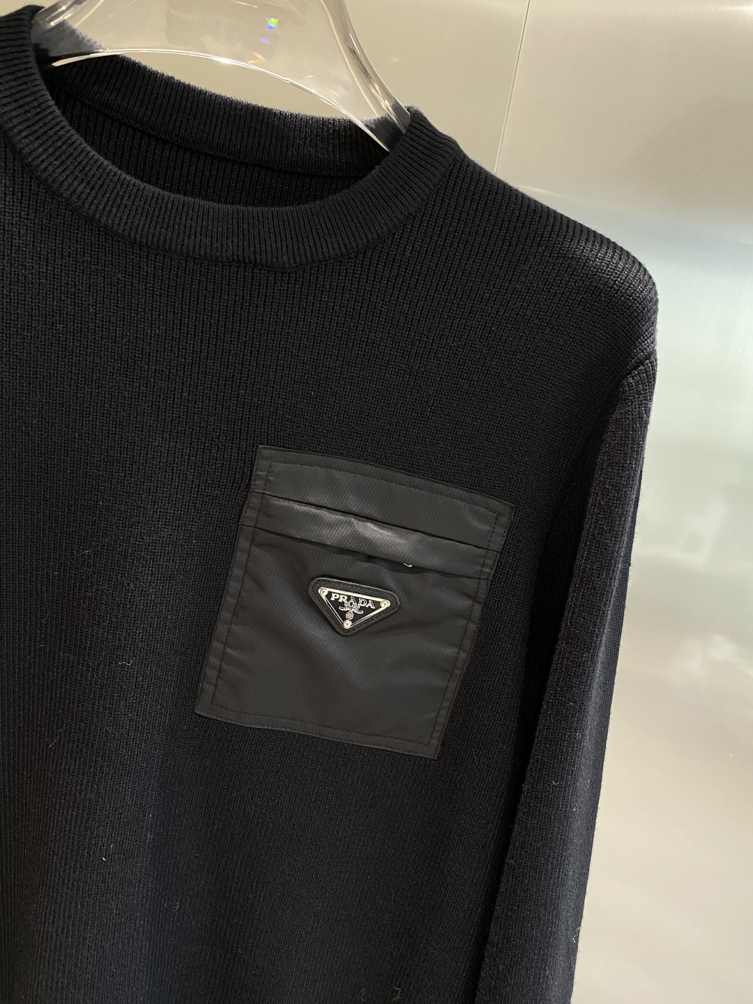 《𝙉𝙚𝙬🤍🖤普家》秋冬经典男士针织长袖圆领套头毛衣 这款针织衫向经典图案致敬。采用棉质平纹针织面料精心制