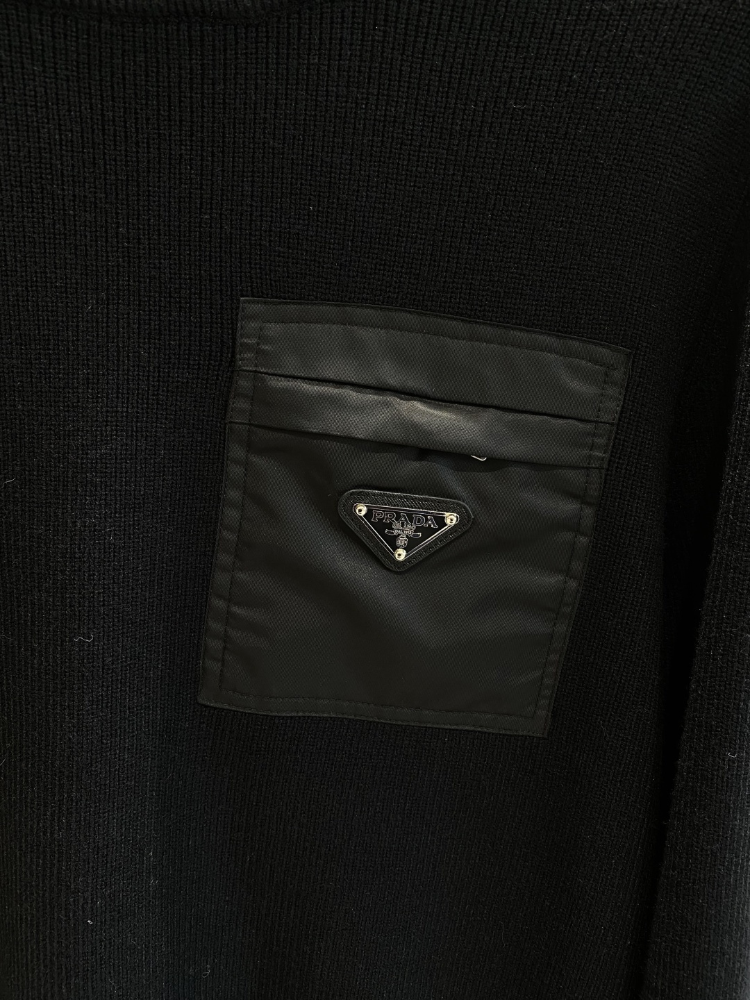 《𝙉𝙚𝙬🤍🖤普家》秋冬经典男士针织长袖圆领套头毛衣 这款针织衫向经典图案致敬。采用棉质平纹针织面料精心制