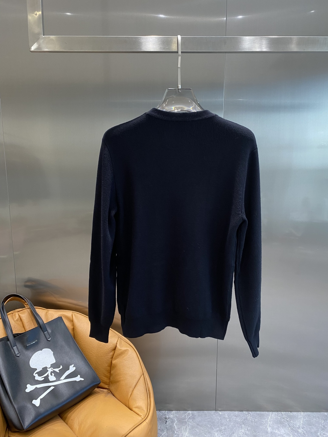 《𝙉𝙚𝙬🤍🖤普家》秋冬经典男士针织长袖圆领套头毛衣 这款针织衫向经典图案致敬。采用棉质平纹针织面料精心制