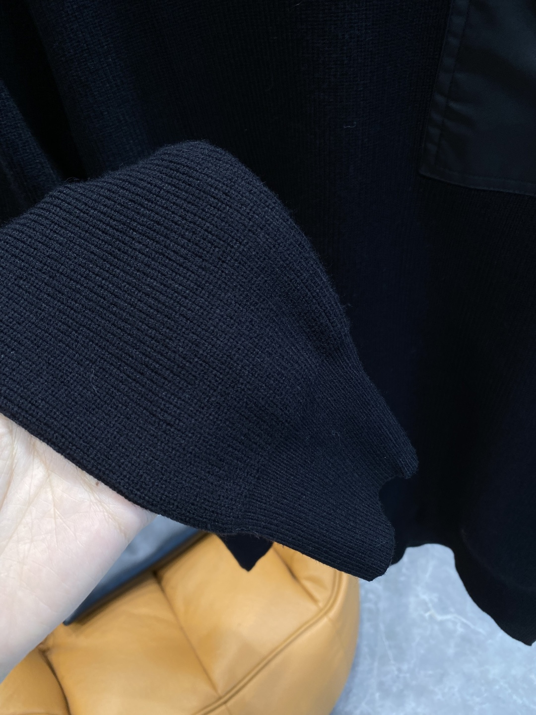 《𝙉𝙚𝙬🤍🖤普家》秋冬经典男士针织长袖圆领套头毛衣 这款针织衫向经典图案致敬。采用棉质平纹针织面料精心制