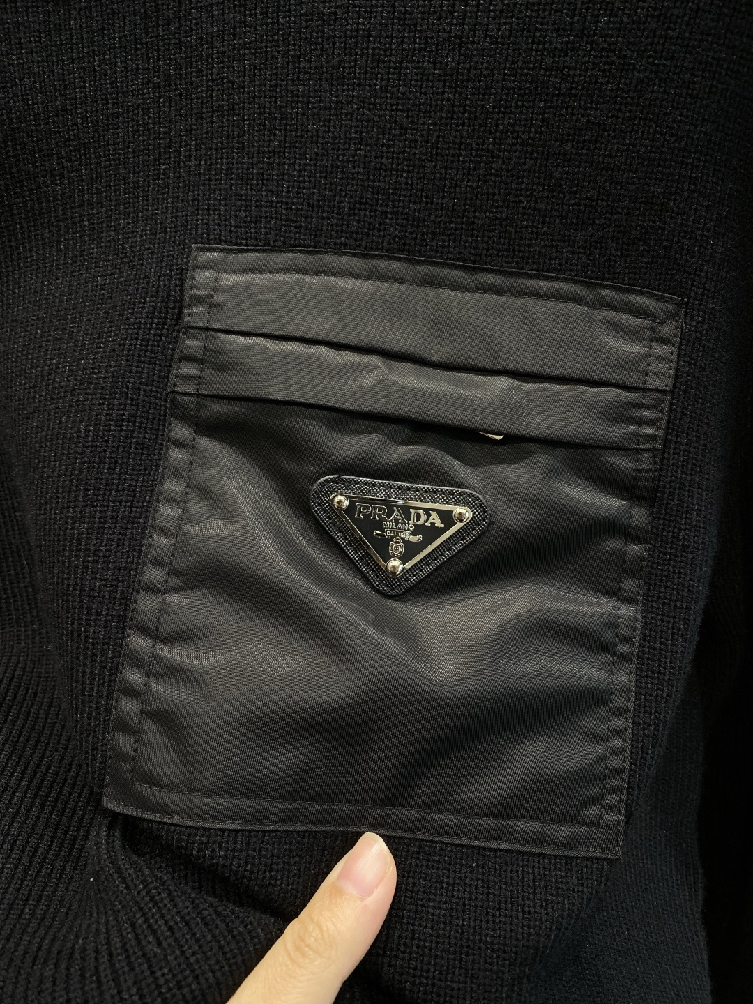 《𝙉𝙚𝙬🤍🖤普家》秋冬经典男士针织长袖圆领套头毛衣 这款针织衫向经典图案致敬。采用棉质平纹针织面料精心制