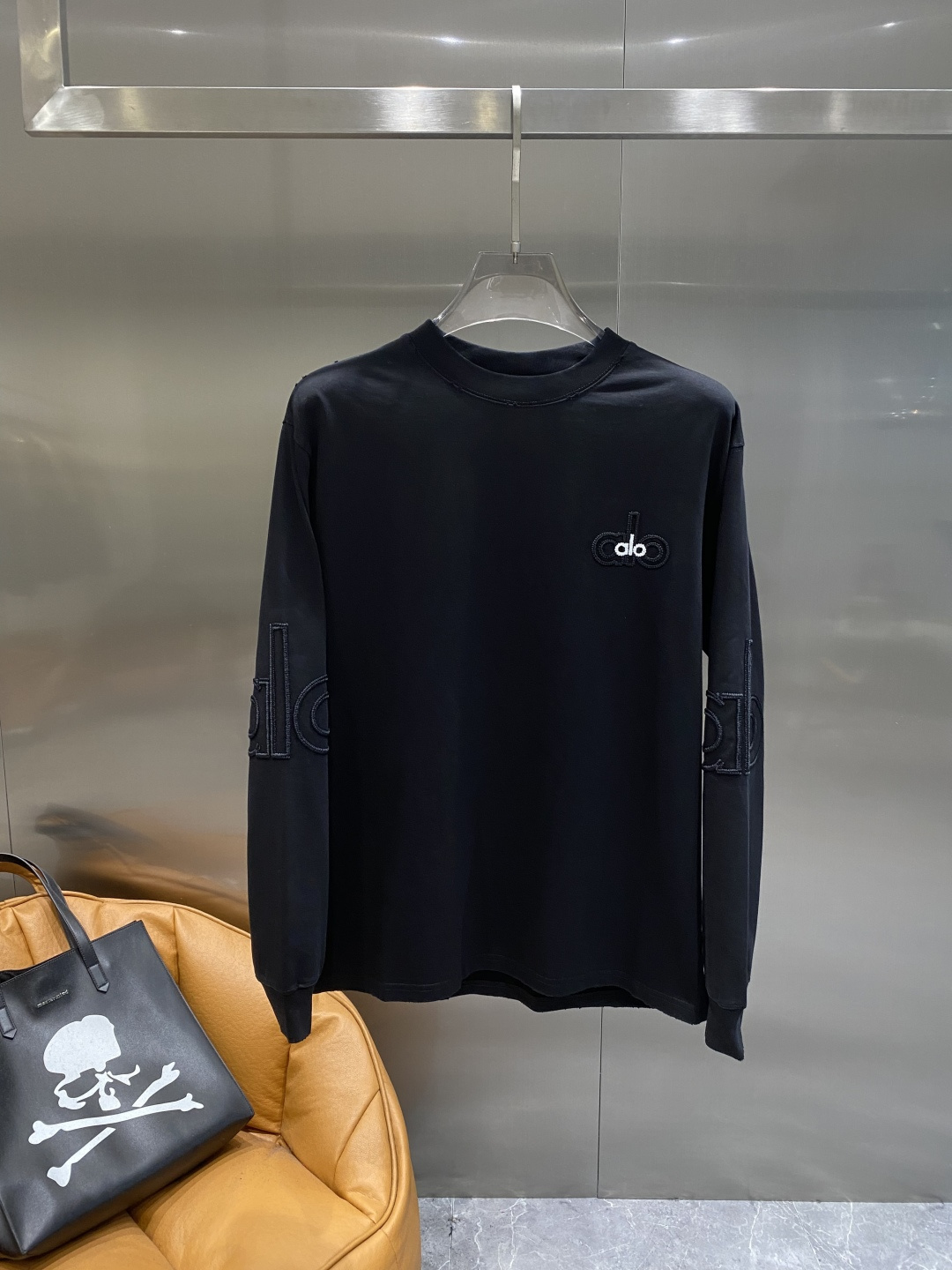 《𝙉𝙚𝙬🤍🖤alo 家》2025秋冬专柜新款 时尚休闲打底衫长袖T恤，精选进口高密度双面拉架棉面料，精致