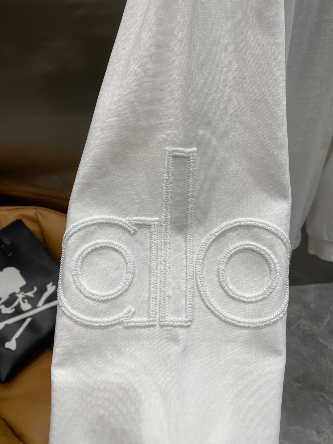 《𝙉𝙚𝙬🤍🖤alo 家》2025秋冬专柜新款 时尚休闲打底衫长袖T恤，精选进口高密度双面拉架棉面料，精致