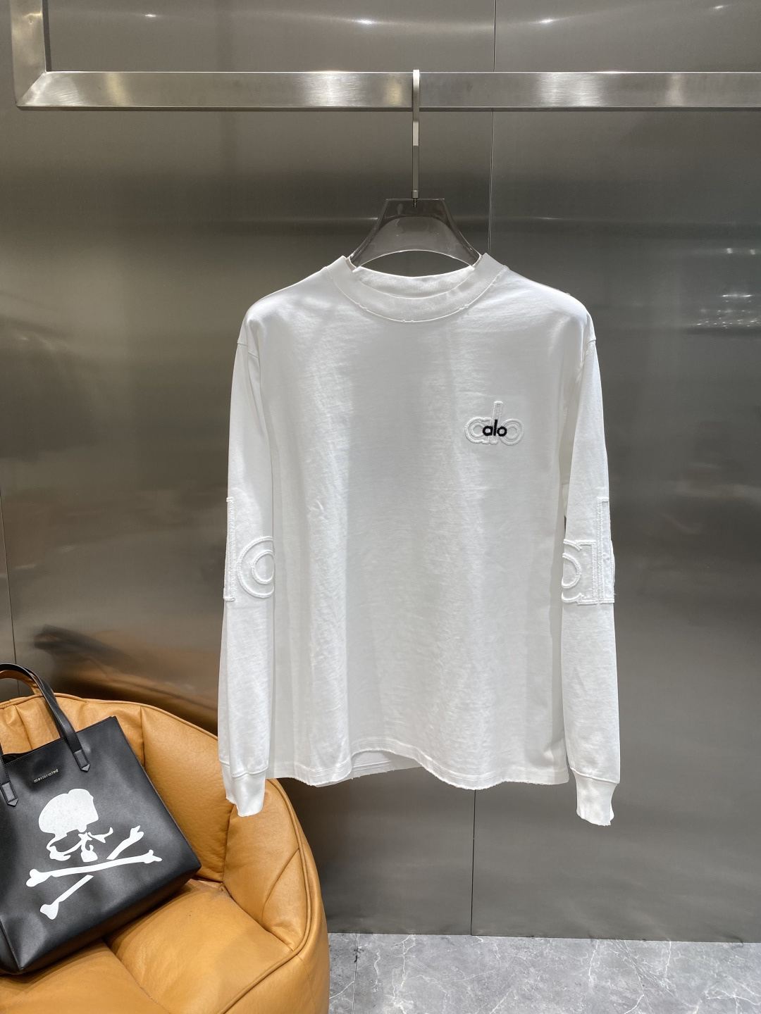 《𝙉𝙚𝙬🤍🖤alo 家》2025秋冬专柜新款 时尚休闲打底衫长袖T恤，精选进口高密度双面拉架棉面料，精致