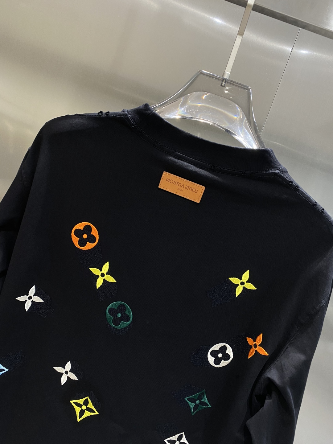 《𝙉𝙚𝙬🤍🖤驴家》2025秋冬专柜新款 时尚休闲打底衫长袖T恤，精选进口高密度双面拉架棉面料，精致原版l