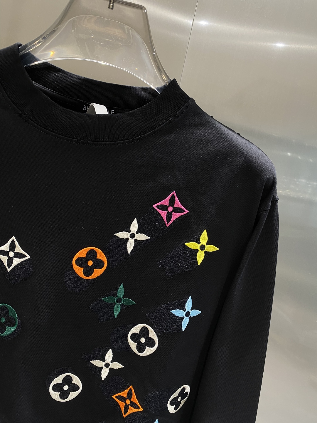 《𝙉𝙚𝙬🤍🖤驴家》2025秋冬专柜新款 时尚休闲打底衫长袖T恤，精选进口高密度双面拉架棉面料，精致原版l