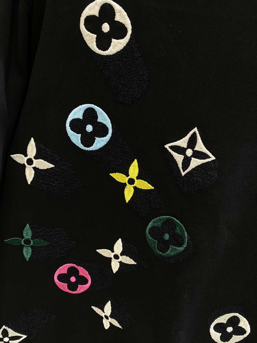 《𝙉𝙚𝙬🤍🖤驴家》2025秋冬专柜新款 时尚休闲打底衫长袖T恤，精选进口高密度双面拉架棉面料，精致原版l