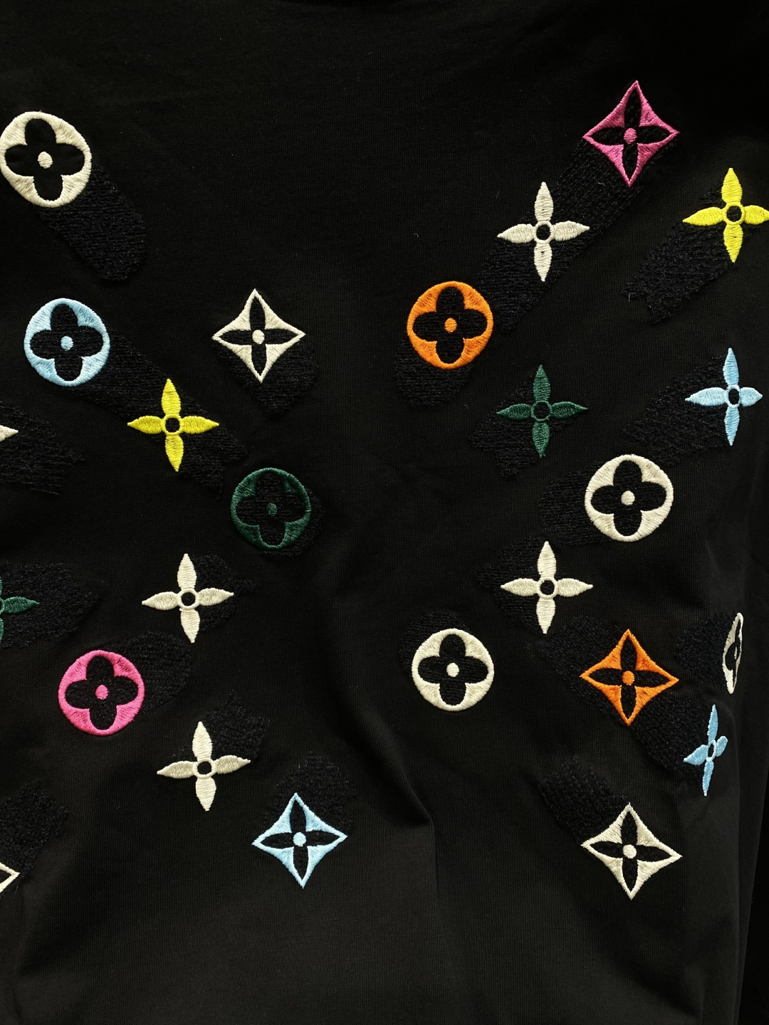 《𝙉𝙚𝙬🤍🖤驴家》2025秋冬专柜新款 时尚休闲打底衫长袖T恤，精选进口高密度双面拉架棉面料，精致原版l