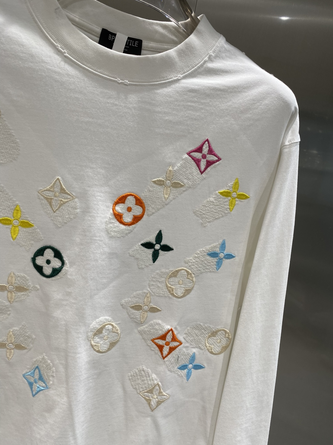 《𝙉𝙚𝙬🤍🖤驴家》2025秋冬专柜新款 时尚休闲打底衫长袖T恤，精选进口高密度双面拉架棉面料，精致原版l