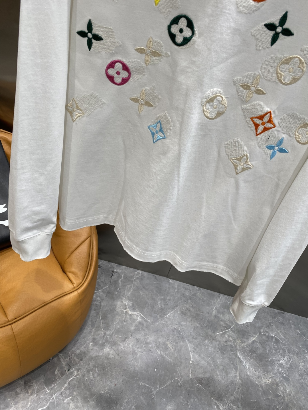 《𝙉𝙚𝙬🤍🖤驴家》2025秋冬专柜新款 时尚休闲打底衫长袖T恤，精选进口高密度双面拉架棉面料，精致原版l