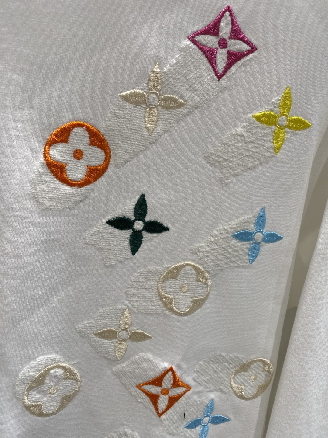 《𝙉𝙚𝙬🤍🖤驴家》2025秋冬专柜新款 时尚休闲打底衫长袖T恤，精选进口高密度双面拉架棉面料，精致原版l