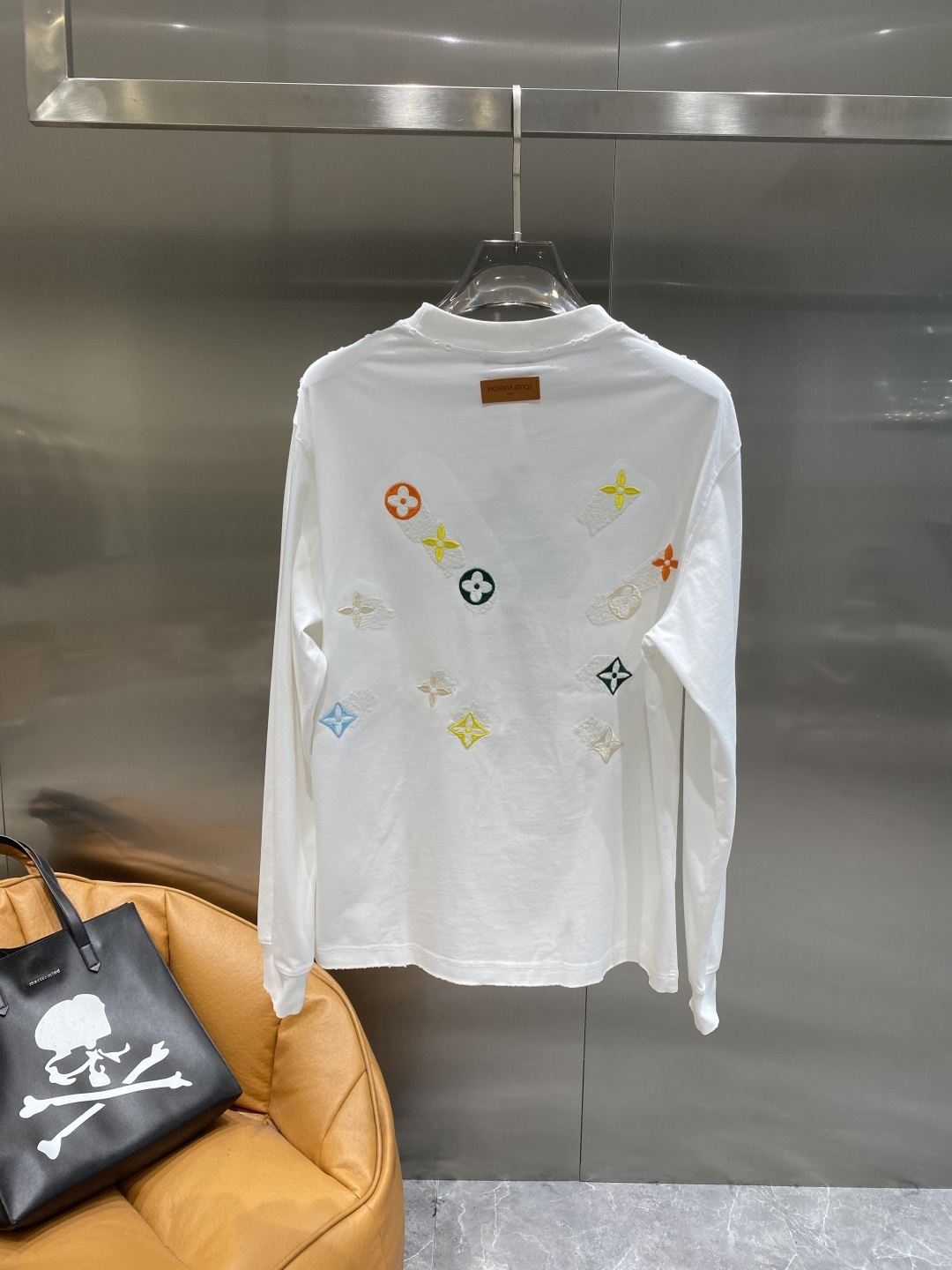 《𝙉𝙚𝙬🤍🖤驴家》2025秋冬专柜新款 时尚休闲打底衫长袖T恤，精选进口高密度双面拉架棉面料，精致原版l