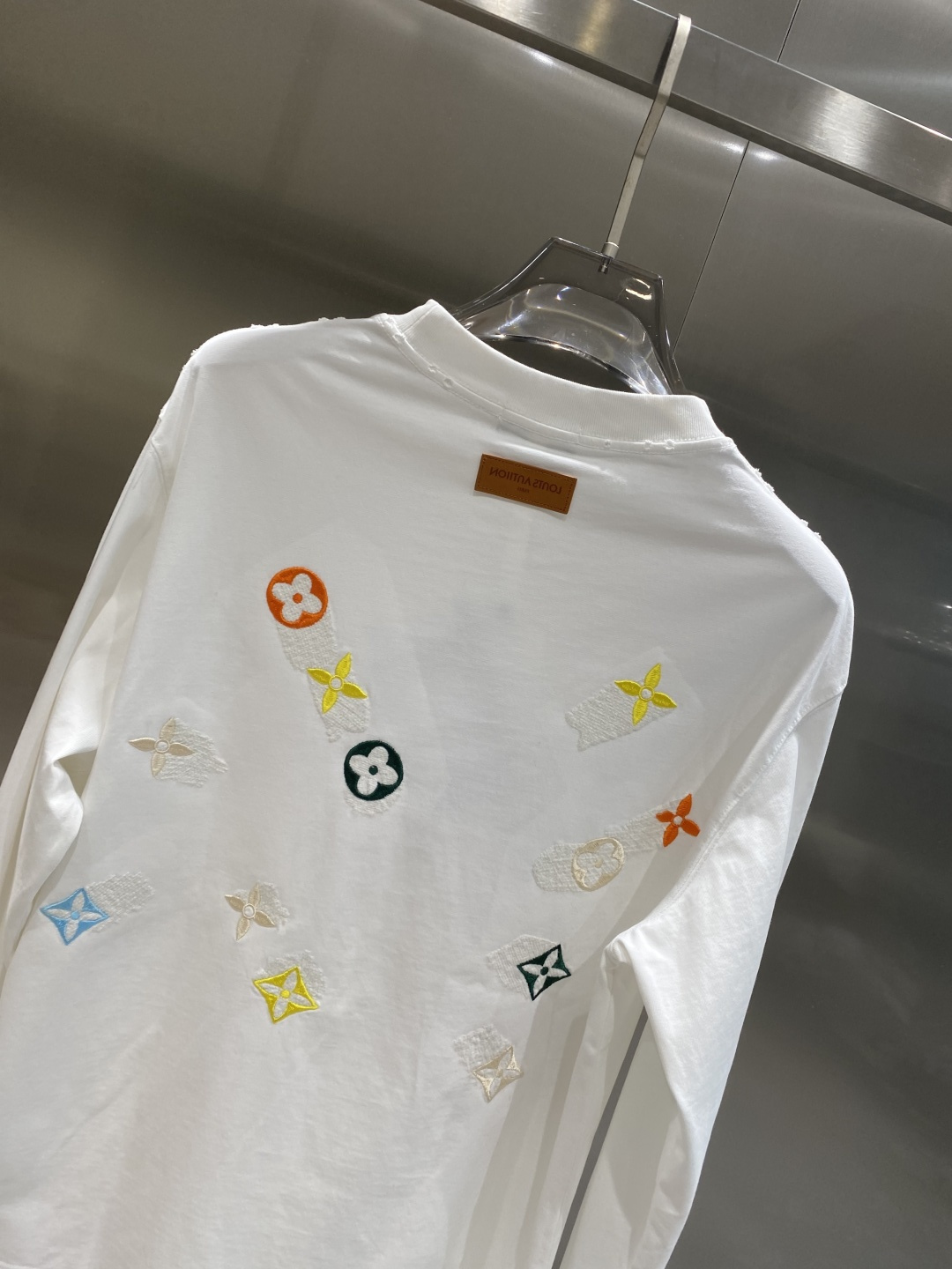 《𝙉𝙚𝙬🤍🖤驴家》2025秋冬专柜新款 时尚休闲打底衫长袖T恤，精选进口高密度双面拉架棉面料，精致原版l