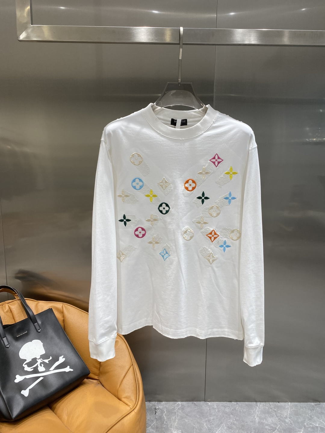 《𝙉𝙚𝙬🤍🖤驴家》2025秋冬专柜新款 时尚休闲打底衫长袖T恤，精选进口高密度双面拉架棉面料，精致原版l